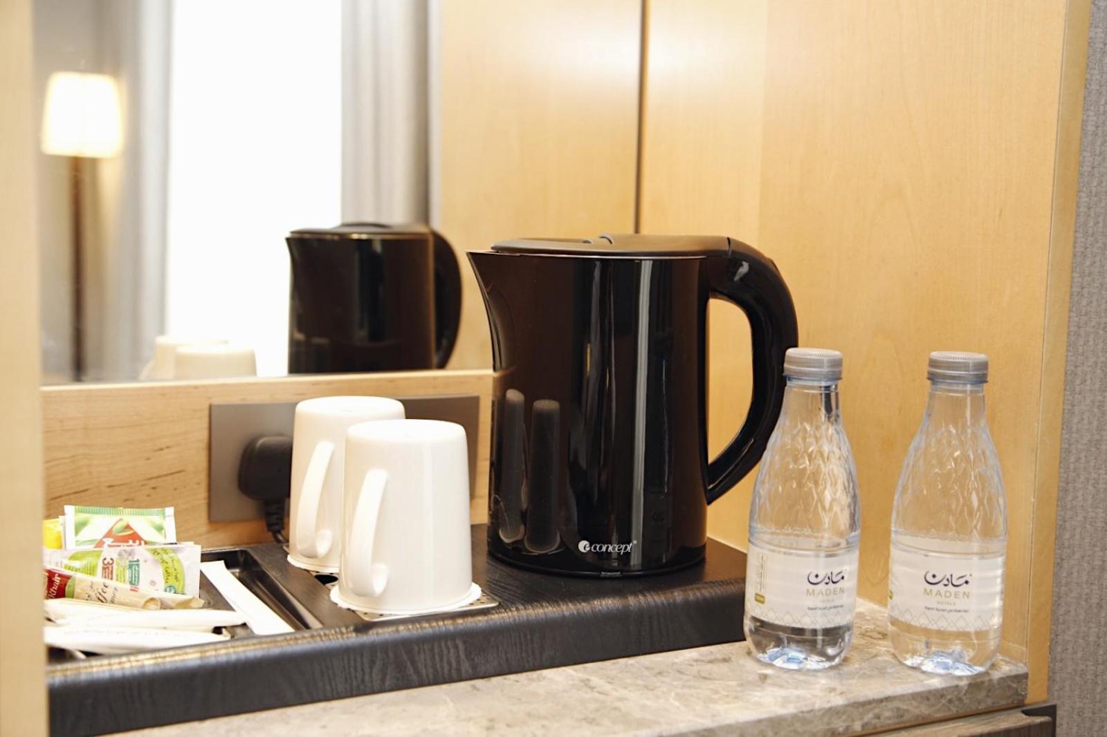 ホテル Maden Alrawda マディーナ エクステリア 写真 A kettle in a hotel room