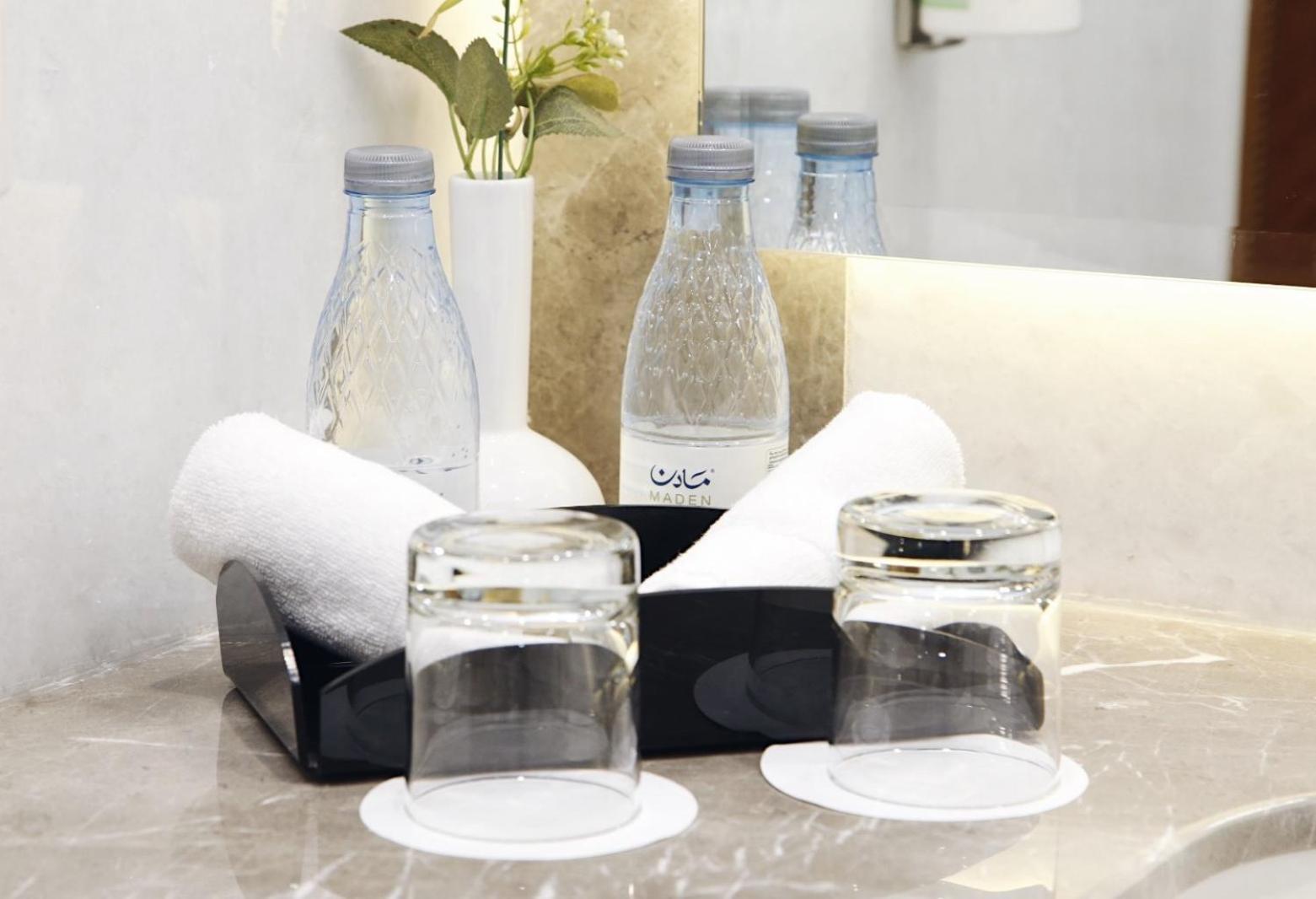 ホテル Maden Alrawda マディーナ エクステリア 写真 Bottled water in a hotel room