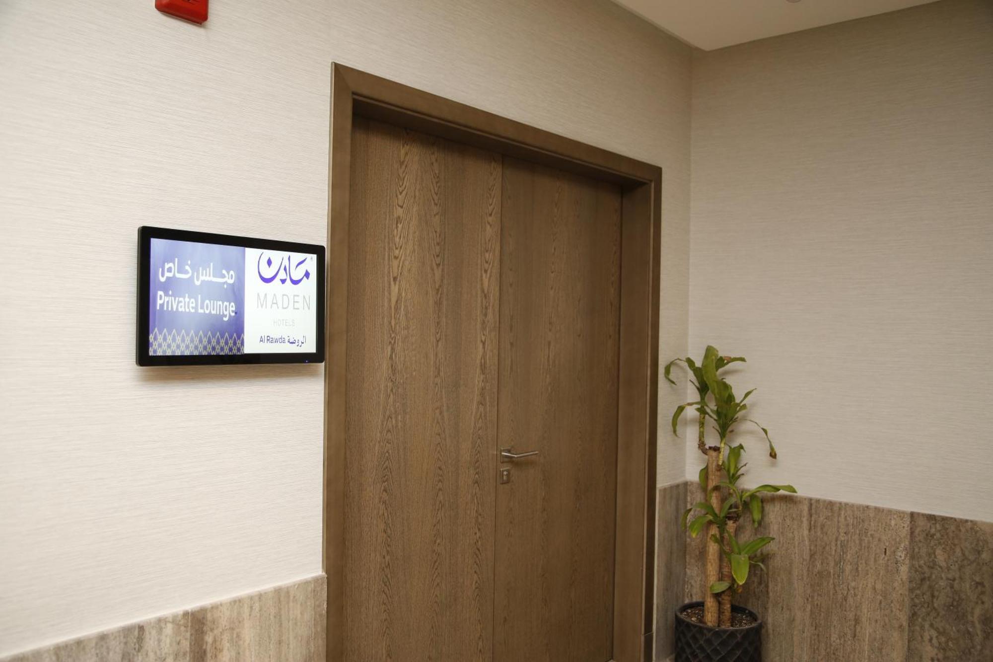 ホテル Maden Alrawda マディーナ エクステリア 写真 A digital signage screen in a hospital