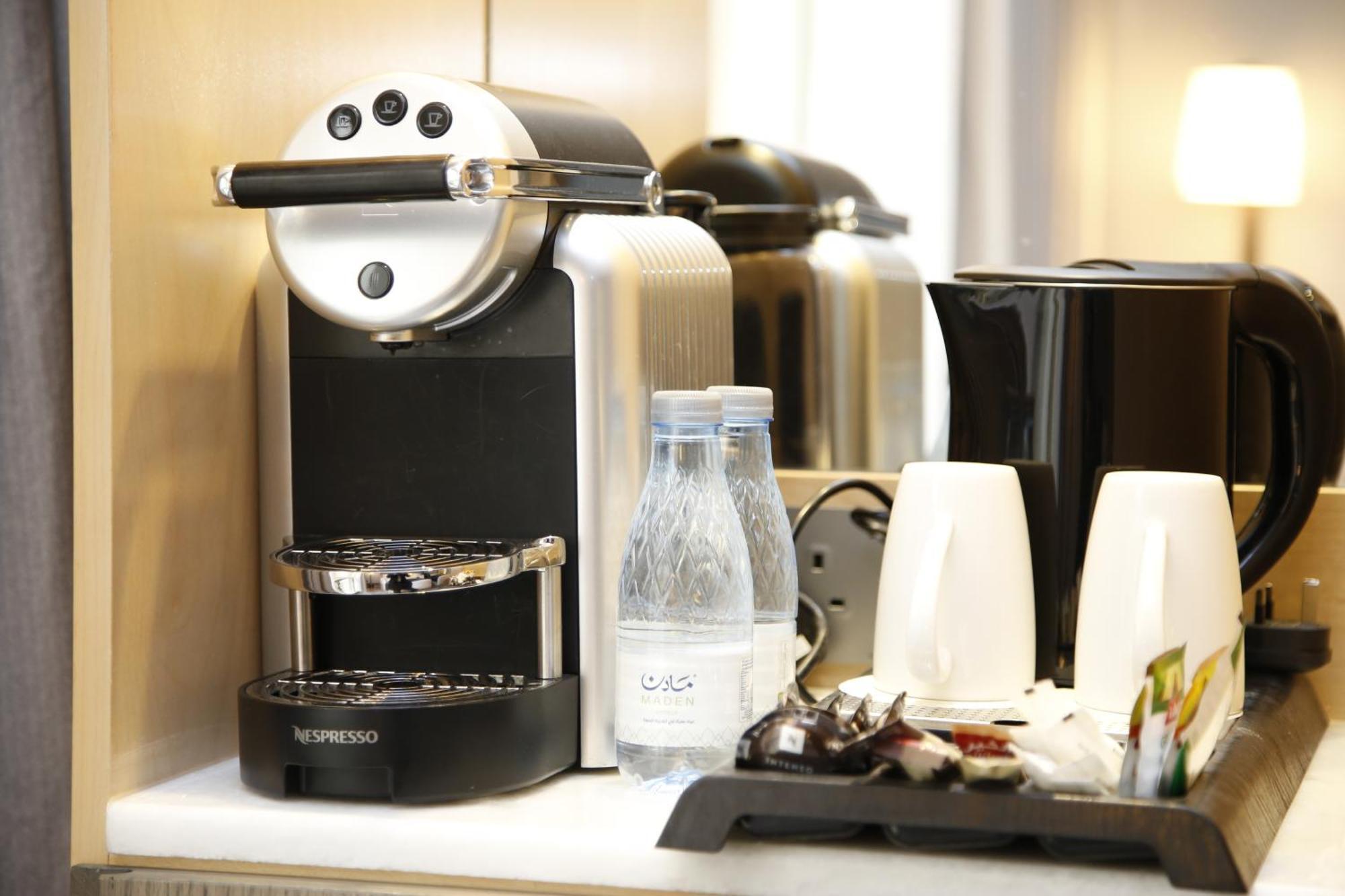 ホテル Maden Alrawda マディーナ エクステリア 写真 A Nespresso coffee machine