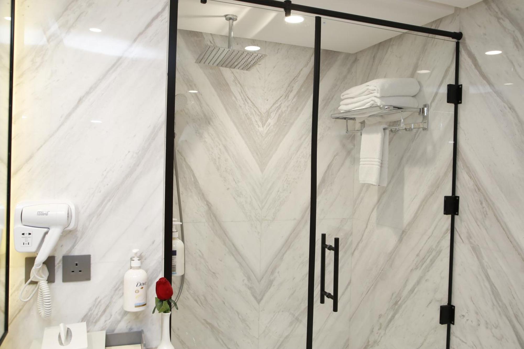 ホテル Maden Alrawda マディーナ エクステリア 写真 A shower door