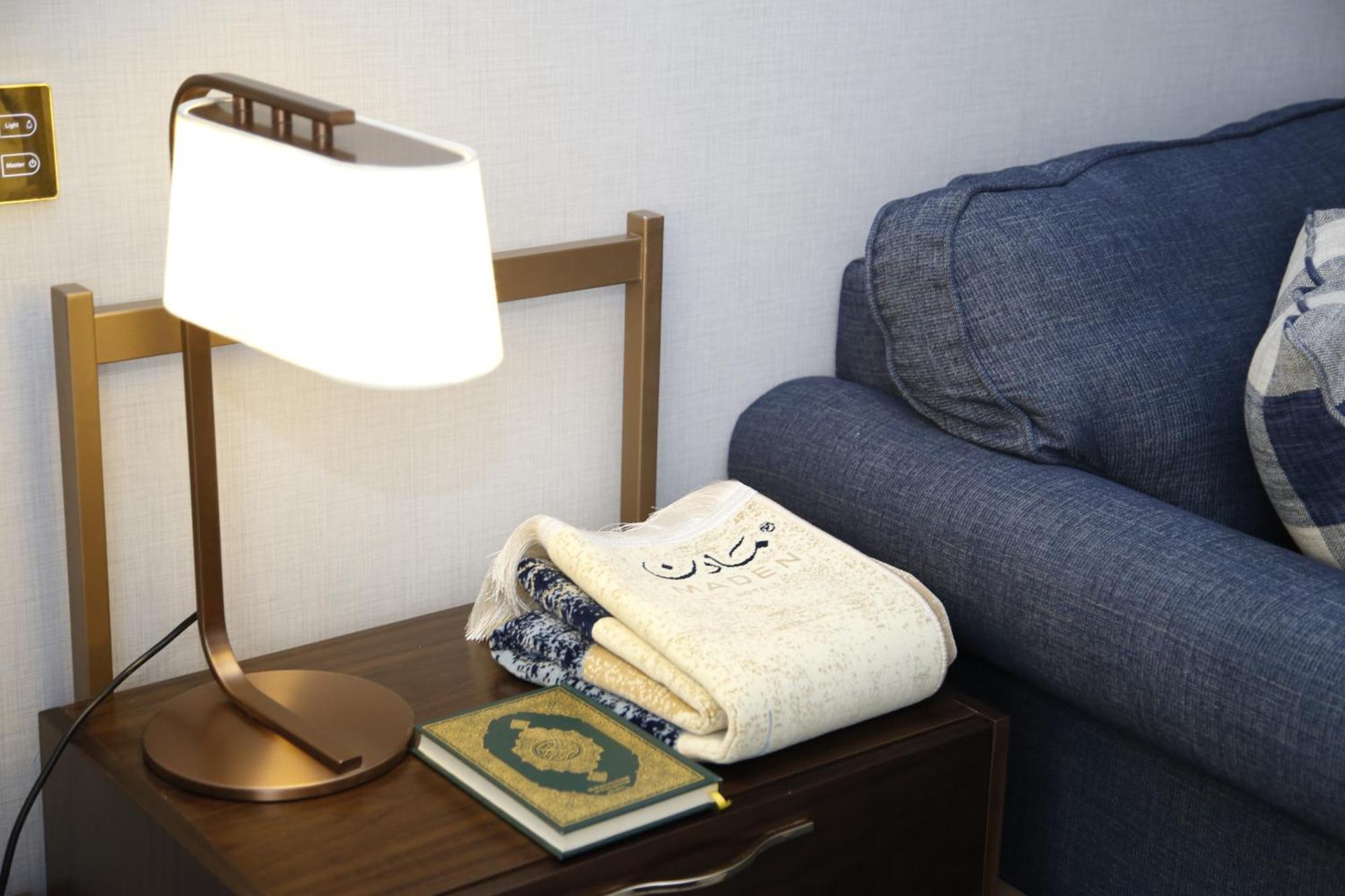 ホテル Maden Alrawda マディーナ エクステリア 写真 A table lamp