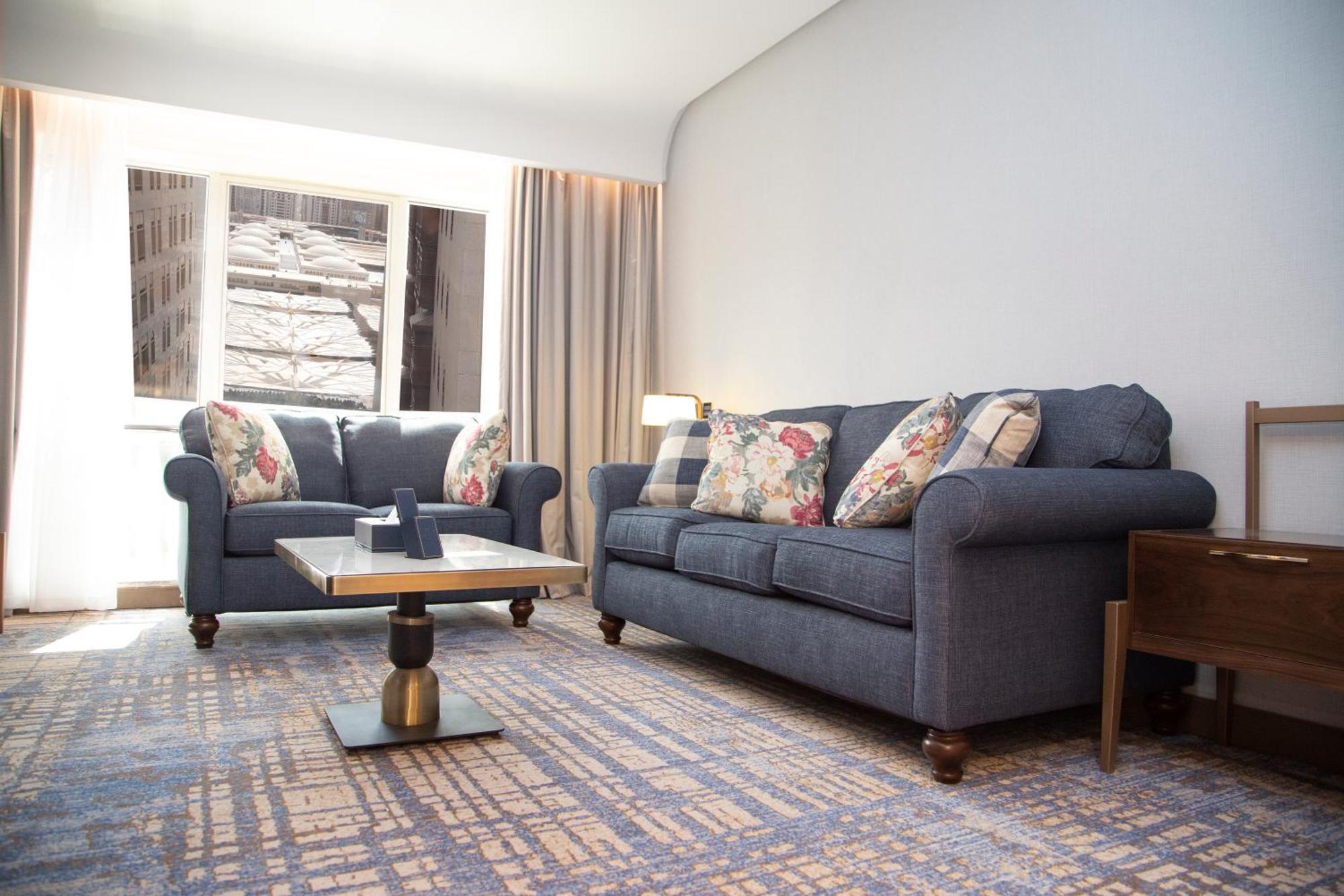 ホテル Maden Alrawda マディーナ エクステリア 写真 A living room in a suite at the hotel