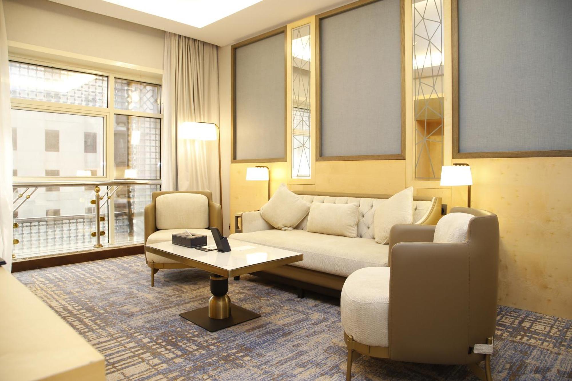 ホテル Maden Alrawda マディーナ エクステリア 写真 A living room in a suite at the Ritz-Carlton, DIFC