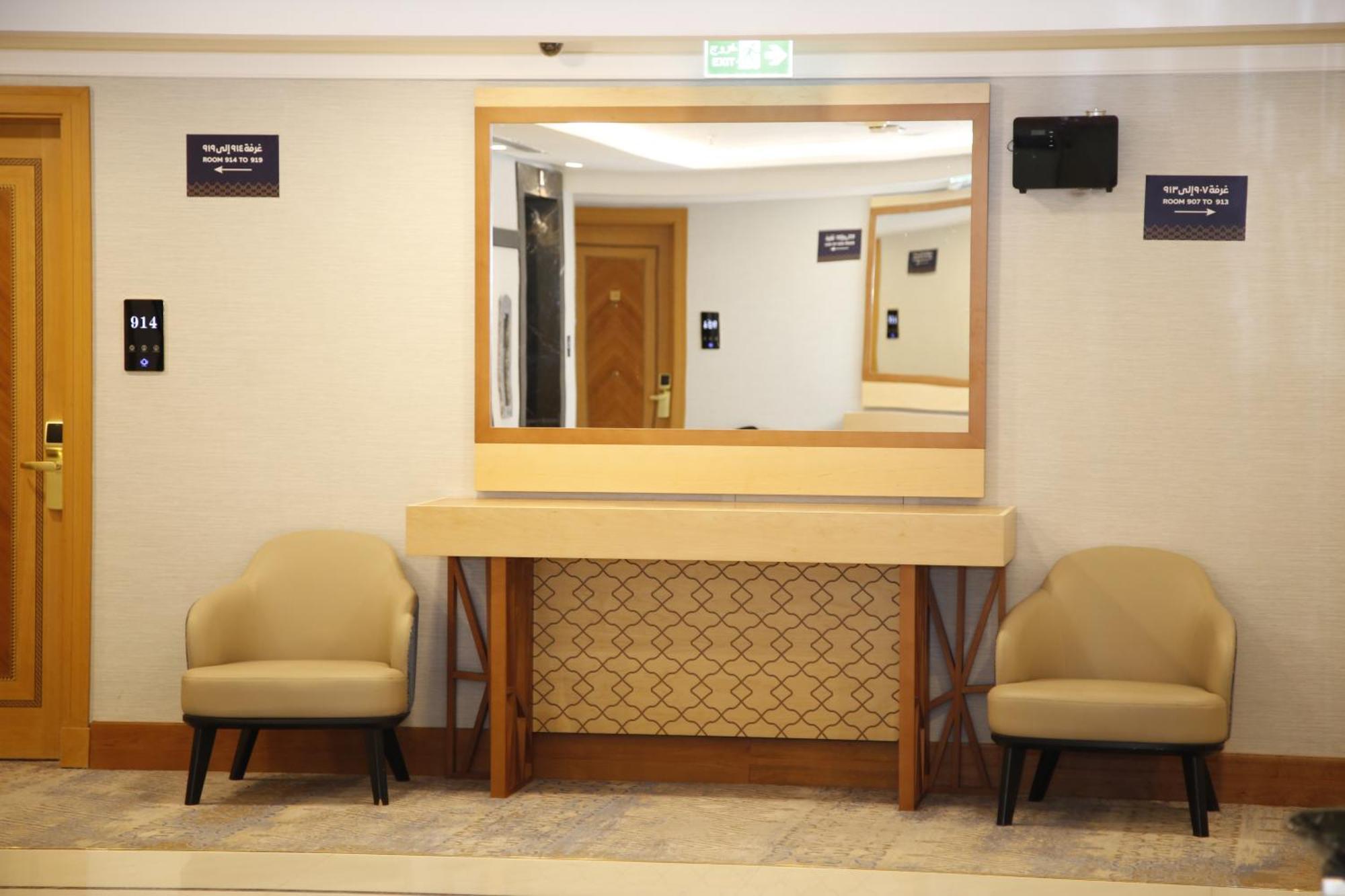 ホテル Maden Alrawda マディーナ エクステリア 写真 A mirror in a hotel